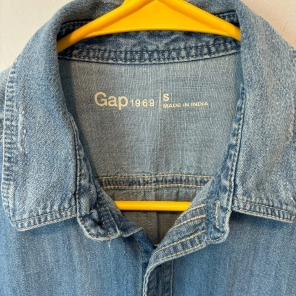 GAP, Women's Distressed Blue Denim, Long Sleeve, Button Down Shirt, SZ SM - Picture 7 of 7
